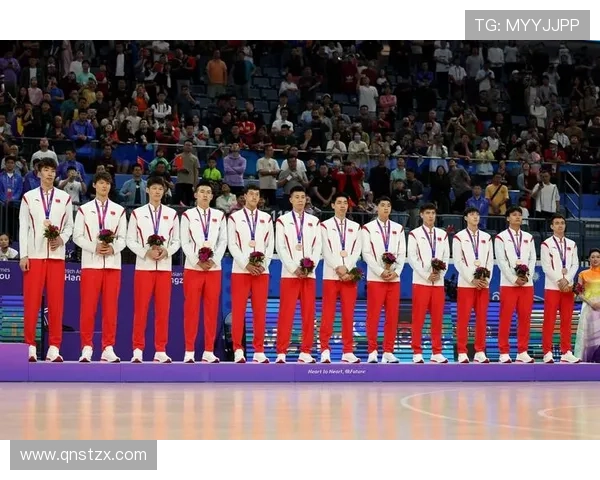 中国男篮新帅亮相备战亚洲杯年轻阵容引发热议全力冲击巴黎奥运资格